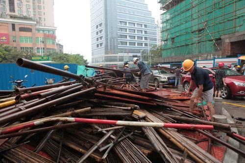廈門一醫院腳手架坍塌 13輛車被埋4人受傷